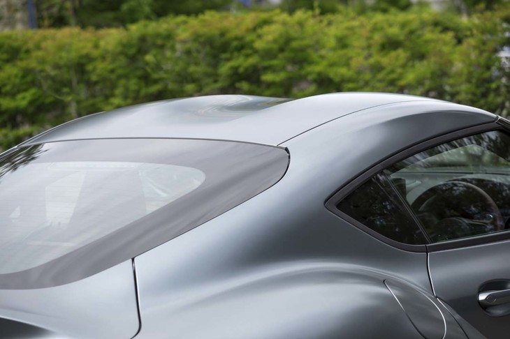 ルーフ中央をへこませた“ダブルバブルルーフ”を採用し、空力性能を高めている。