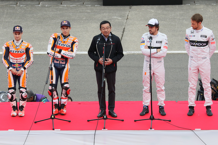 「Honda Racing THANKS Ceremony」であいさつする本田技研工業の八郷隆弘社長。来シーズンでの巻き返しを誓った。