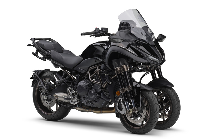 ヤマハの三輪バイク「ナイケンGT」。三輪のモデルではあるが、コーナーでは通常のモーターサイクルのように車体を傾けて走行する。