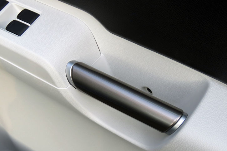 スズキ・イグニス ハイブリッドMZ（ドアグリップ）