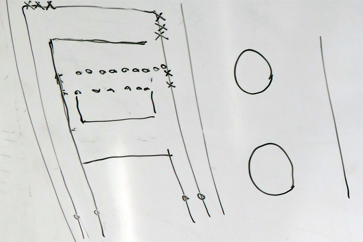 （写真A）本多さんの直筆によるオートクロスのコース図。ちなみに右手に見える2つの丸は、8の字コースを示したもの。