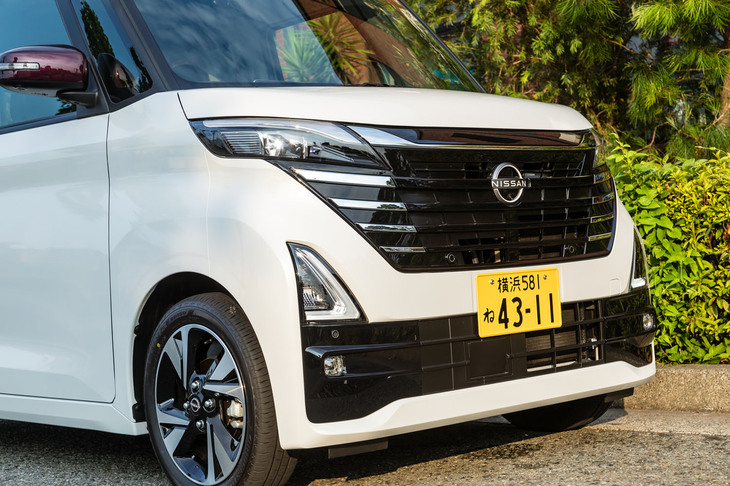 フロントマスクは大胆にイメージチェンジ。新型「セレナ」と同じ「デジタルVモーション」を採用している。