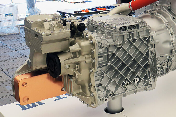 流体式リターダーとは、オイルなどの液体のなかでインペラを回転させ、その抵抗で制動力を発生させる装置だ。制動力の強さは、筐体（きょうたい）内の流体の量によってコントロールされる。