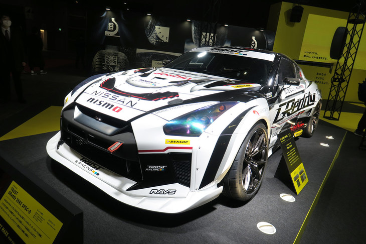 e-モータースポーツのゲーム内に登場するマシンをTRUSTが再現した「TRUST GReddy 35RX SPEC-D」。ダンロップのスポーツタイヤ「SP SPORT MAXX GT600」の2022年式モデルを装着している。