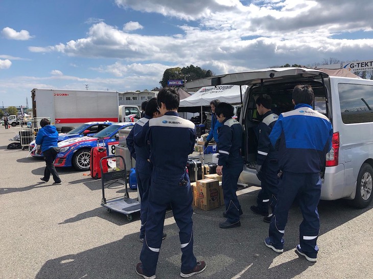 すべてのレース、公道車検（ナンバー付きマシンのため、一般道路での運行が可能であることを確認する）が終了！ しかし、レースが終わっても最後の撤収作業が残っています。3台分のテントを畳み、機材やタイヤを整理してトラックに積み込み……。ここまで終わってやっと終了です！