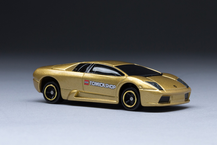 フェラーリと双璧をなすイタリアのスーパーカーメーカー、ランボルギーニ。「ムルシエラゴ」はその新しいフラッグシップモデルとして、2001年に登場した。