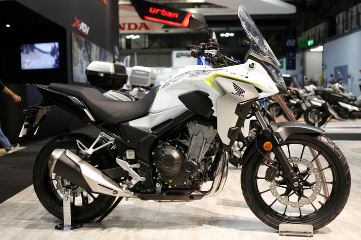 「CB500F」と同じ並列2気筒エンジンを搭載したホンダのアドベンチャーモデル「CB500X」。フロントに19インチホイールを装着し、前後のサスペンションストロークを伸ばすことで悪路での走破性を高めている。同時に細身のシートを採用することで足つき性も向上。専用のウインドスクリーンでウインドプロテクション効果も高められている。