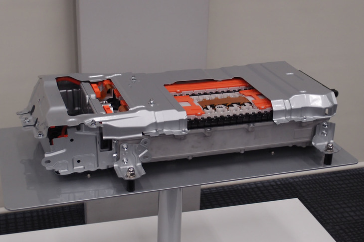 ハイブリッドバッテリーは新開発のリチウムイオン電池セルによって出力が15％アップ。さらに30％の小型化を実現した。