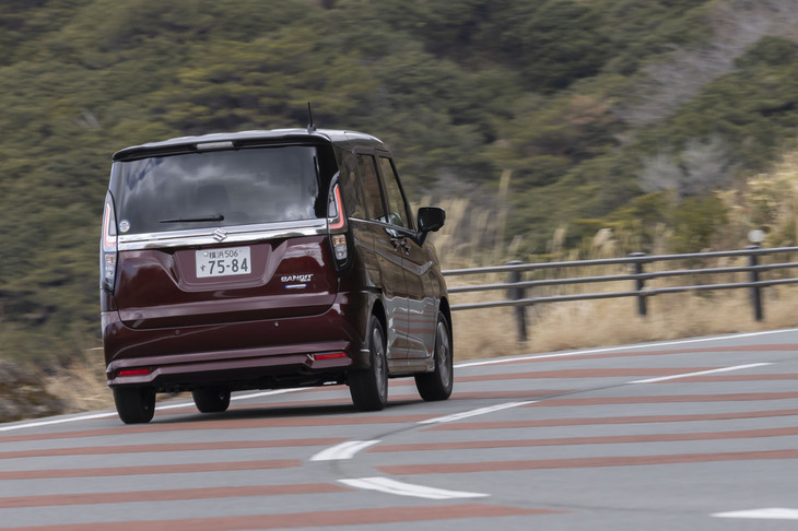 こうしてワインディングロードに持ち込んでみると足まわりがだいぶしっかりした印象を受けた。車線維持支援機能などをきちんと作動させるためにはソフトすぎるセッティングだと具合が悪く、適合をやりなおしたとのことだ。