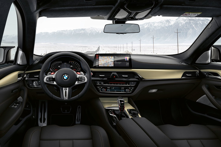 アルマイト加工が施された淡いゴールドのアルミトリムやベージュコントラストステッチで仕立てられたブラックフルレザーメリノシートなど、特別な内装を採用。