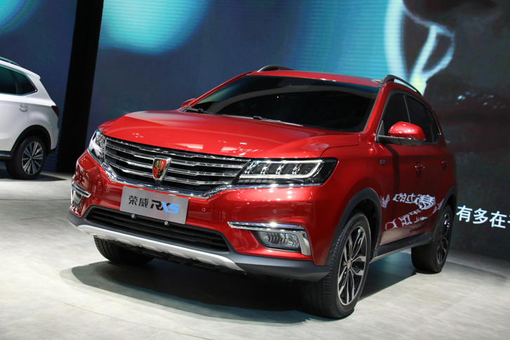 「栄威RX5」。電子商取引大手のアリババと共同開発した、自動車用OSを搭載。「世界初の量産型スーパーインターネットSUV」とアピールされる。