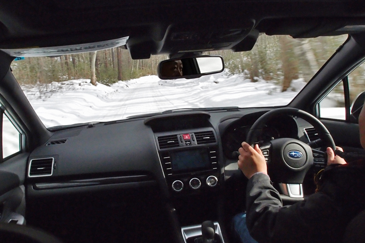 ブリヂストンのスタッドレスタイヤ「ブリザックVRX」を装着した「WRX S4 2.0GT-S EyeSight」で、林間の圧雪路を走る。常識的に運転する分には、クルマの挙動はドライ路面をノーマルタイヤで走るのと、ほとんど変わらない。平和そのもの。