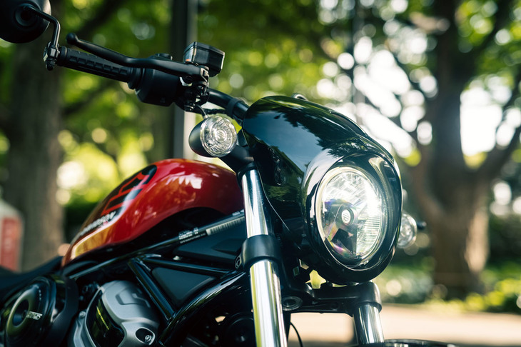 小ぶりなビキニカウルが目を引く“顔まわり”。ヘッドランプは古式ゆかしき丸目・単眼だが、その中身はロービーム、ハイビーム、ポジションランプのすべてがLEDである。