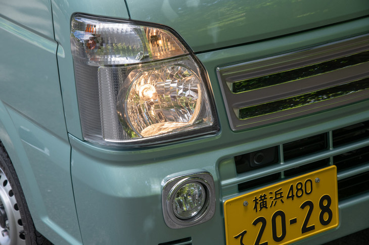 「キャリイ」といえば2014年に軽トラックとして初めてHIDヘッドランプが設定されたモデルだが、テスト車のヘッドランプはコンベンショナルなハロゲン式だった。