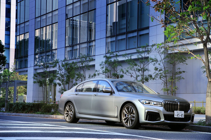 2019年1月にBMW本社でお披露目された「7シリーズ」のマイナーチェンジモデル。外観では巨大化されたキドニーグリルが目を引く。