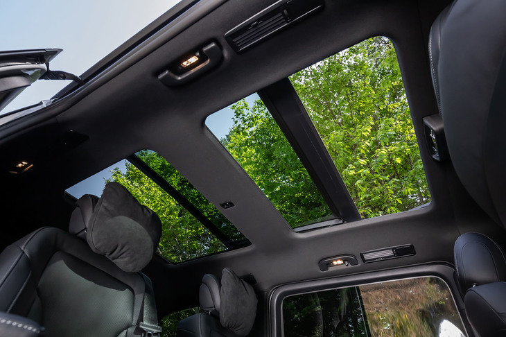オプションの「AMGライン」に含まれる挟み込み防止機能付きパノラミックスライディングルーフ。ルーフとローラーブラインドの開閉は前席と後席のスイッチでそれぞれ操作できる。