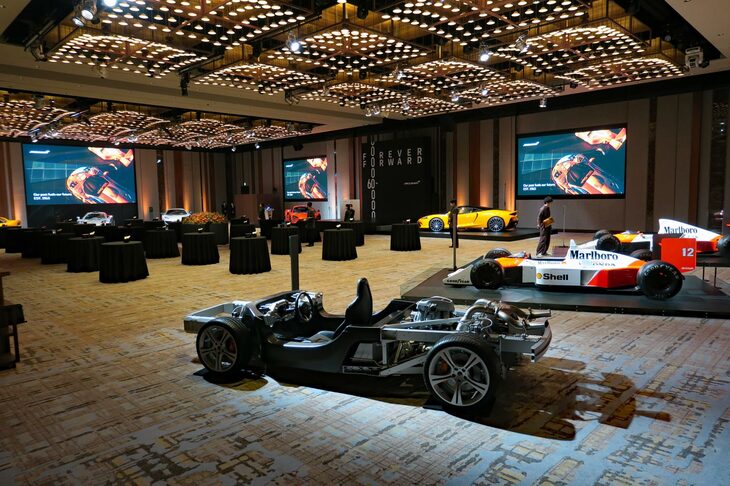 マクラーレンの創立60周年記念展示会「FOREVER FORWARD」の会場の様子。