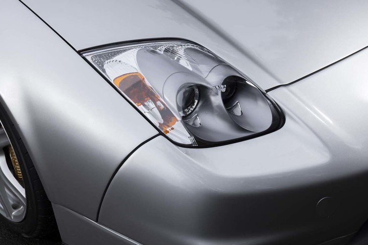 2001年のマイナーチェンジでリトラクタブルヘッドライトが失われた。