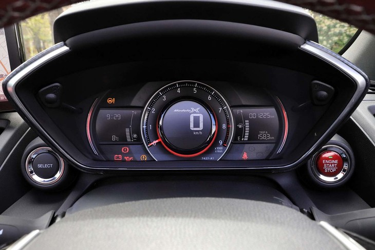 「Moduro X」のロゴが入った「S660モデューロX バージョンZ」のメーターパネル。ボタン操作で、画面の色調を白から赤に変えられる。