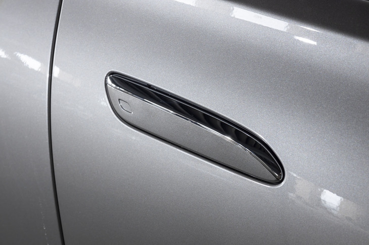メルセデス・ベンツ車として初めて採用された、格納式のアウタードアハンドル。リモコンキーを持った人が近づくと、自動でせり出してくる。