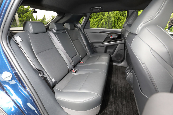 2850mmというロングホイールベースにより、タンデムディスタンス（前後席の着座位置の距離）は1000mmを実現している。