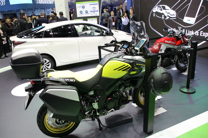トヨタのブースには、「スマートデバイスリンク」のコンソーシアム参加企業であるスズキのバイクも。