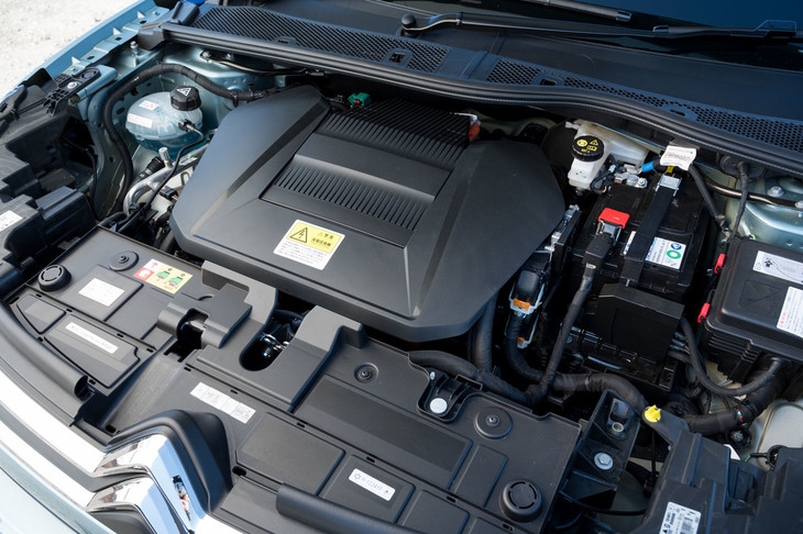 フロントに搭載されるモーターは最高出力136PS、最大トルク260N・mを発生。駆動方式はFWDのみで、4WDは用意されない。