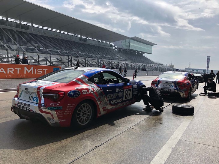 まずは井口選手、久保選手が参戦するプロフェッショナルシリーズの走行から。20分間の走行の中で、ブレーキローター、ブレーキパッドの焼き入れを行います。走行時間は限られているので、ピットインしてすぐに熱が入った高温状態の中でパッド交換を行っています。