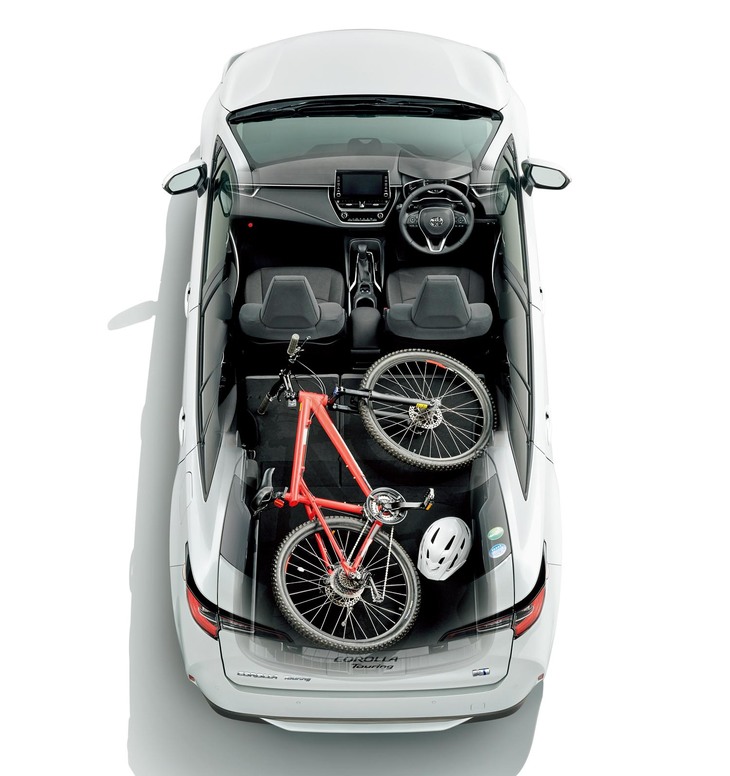 リバーシブルなフロアボードが備わる「カローラ ツーリング」。後席を倒せば自転車も積み込める。