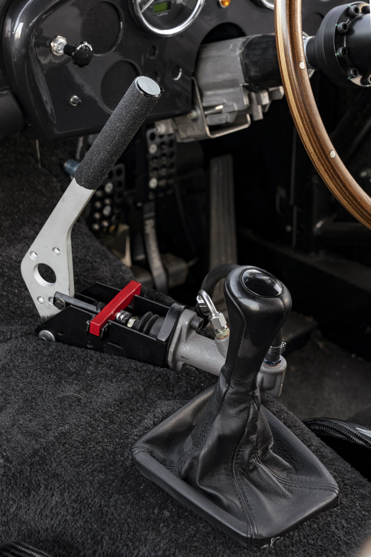 某車からエンジンと共に流用されたギアボックスは4段MT。超クロスレシオながら、操作性は悪くない。大きく張り出したセンターコンソールに備わるサイドターン用のハンドブレーキレバーがこのクルマの性格を物語る。