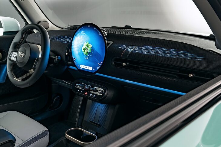 インテリアにはオプションでカラーライトのプロジェクションを用意。エクスペリエンスモードを切り替えると、プロジェクションの色や模様も変化する。