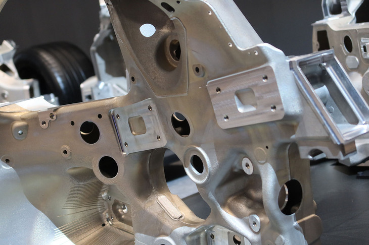 トヨタGR GT（大型中空アルミ鋳物の技術展示）