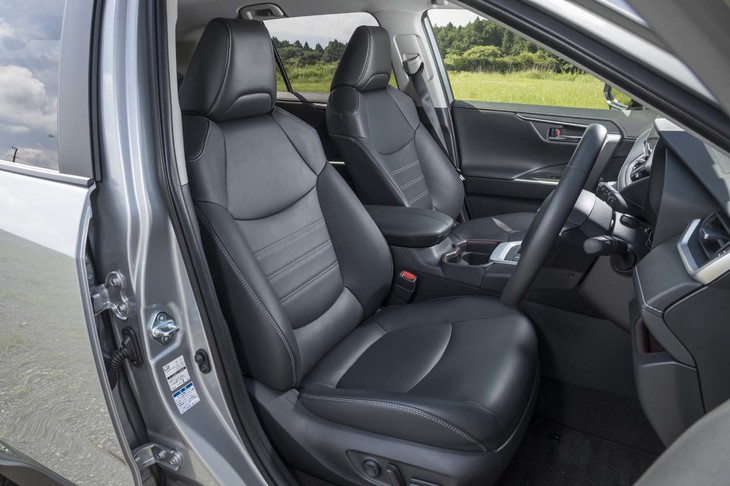 「ハイブリッドG」では合成皮革のシートが標準装備。背もたれ、座面ともにしっかりとしたサイドサポートが備わる。