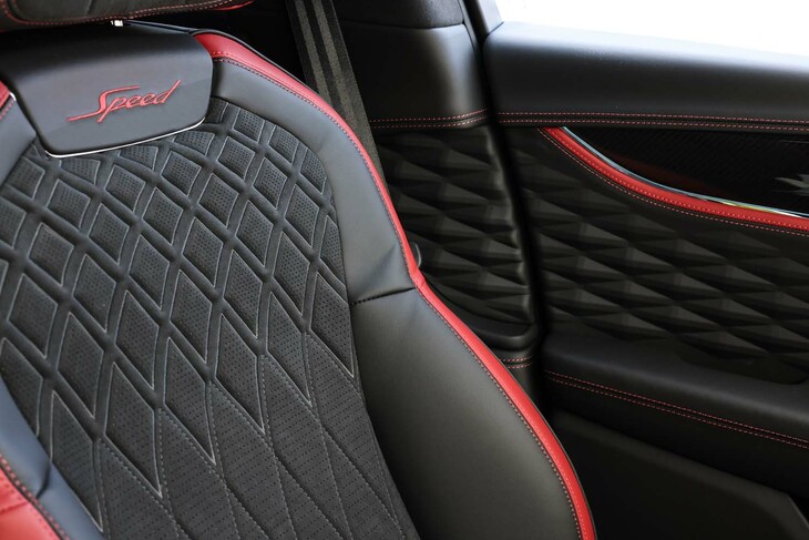 前席・後席とも、シートの背もたれには「Speed」ロゴの刺しゅうが施されている。