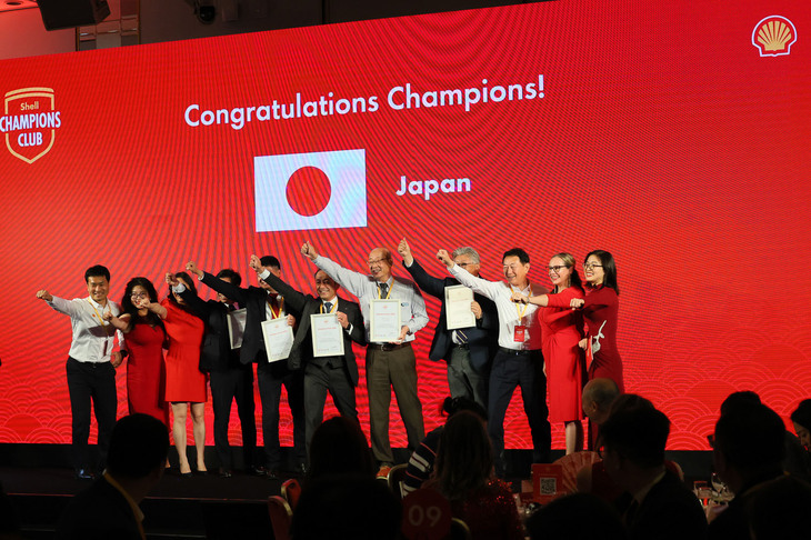 シェルのグローバルイベント「シェル チャンピオンズクラブ」では、シェルのエンジンオイル「SHELL HELIX（シェル・ヒリックス）」を販売した実績上位の販売店が表彰される。
