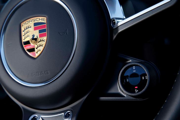 ステアリングホイールのセンター右下には、走行モードのセレクターがレイアウトされている。