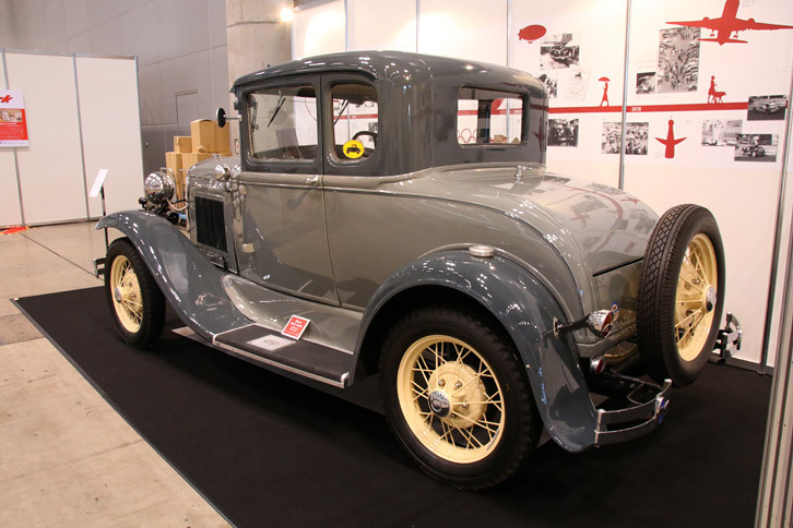 日本クラシックカークラブのブースに展示された「フォードA」。