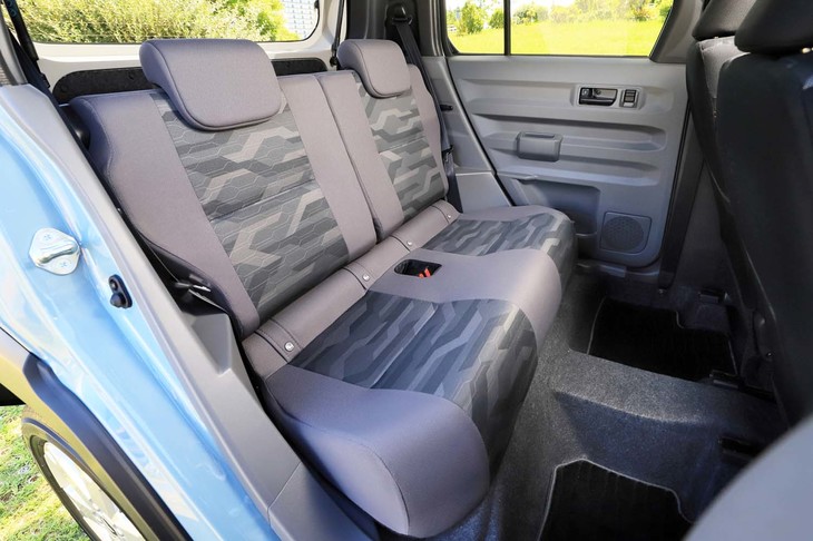 後席には前後のスライド機構は備わらない。あえて前席（ブラック）とは異なるシートカラーが採用されている。