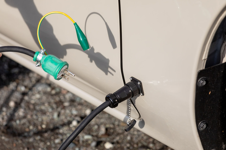 右のフロントフェンダーには外部からの給電ポートが備わっている。スクリューによるねじ込み式で防水も抜かりなし。