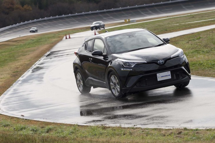 次は「トヨタC-HR」でハンドリング路へ。「ゴルフ」のときと同様の、サマータイヤとしての性能の高さを確認できた。