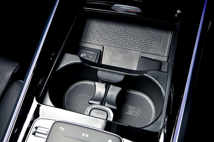 センターコンソールのカップホルダー。その前方にはスマートフォンの非接触充電トレイも用意される。