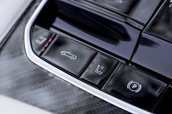 ルーフの開閉スイッチはシフトレバーの手前に配置される。運転中は手さぐりでも操作可能だ。