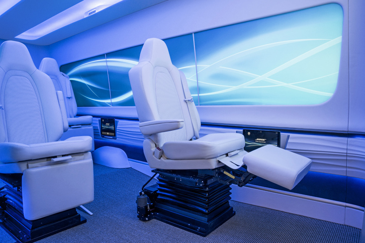 今回の主役は、BOSEが披露したサスペンションシーティングシステム「Bose Ride」。写真は、2軸式の最新システムを搭載したデモカーの車内。