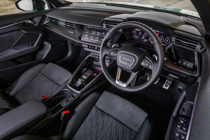 インストゥルメントパネルのデザインは、ベースとなった最新世代の「A3」に準じたもの。パーフォレーテッドレザー巻きのステアリングホイールやアルミ調の加飾などが「RS 3」の専用アイテムとなる。