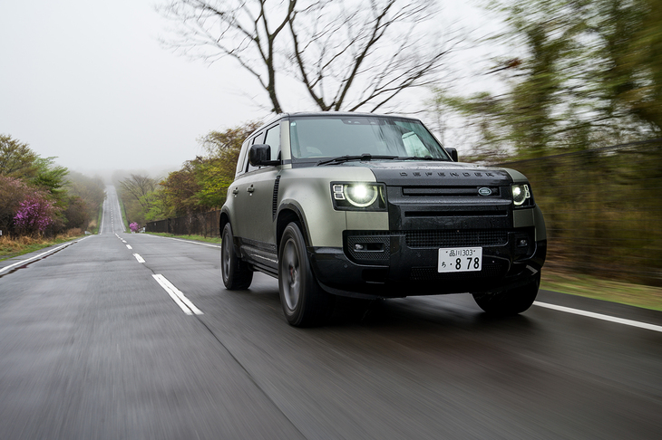 シャシーはアルミモノコックの「D7x」。オフローダーに必須とされてきたラダーフレームを捨て去り、ランドローバーが紡いできた知見と先進デバイスによって高い快適性と優れた走破性を実現している。