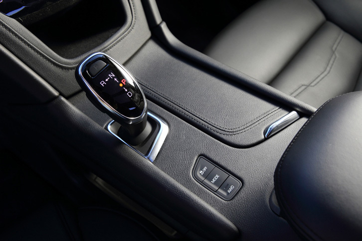 センターコンソールに備わるバイワイヤ式のシフトセレクターと、ドライブモードセレクターの切り替えスイッチ。「XT5クロスオーバー」には、トルコン式の8段ATとモードセレクト機能付きのフルタイム4WDシステムが搭載されている。