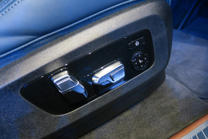 BMW XM（電動調整機構）