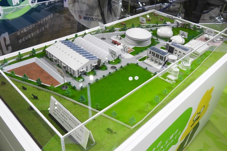 インドで試運転が行われている、バイオガスプラントのミニチュア模型。