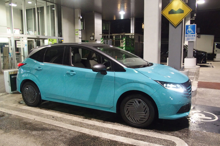 ボディーサイズは全長×全幅×全高＝4045×1695×1520mm、ホイールベースは2580mmで、数値に変更はない。扱いやすいサイズ感は改良モデルであっても健在である。