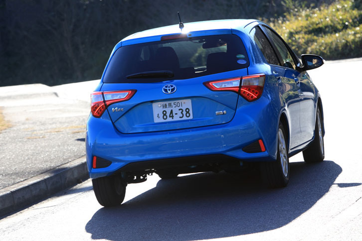 マイナーチェンジに伴い、ショックアブソーバーは新構造のものに。ボディーのスポット溶接も増やすなどして、操縦安定性と乗り心地の改善が図られた。